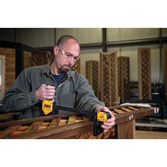 Купити Струбцина XL триггерна з максимальним зусиллям стиснення 270 кг DeWALT DWHT0-83186. Офіційний магазин Toolmaster Україна. Фірмовий інструмент та обладнання, офіційна гарантія