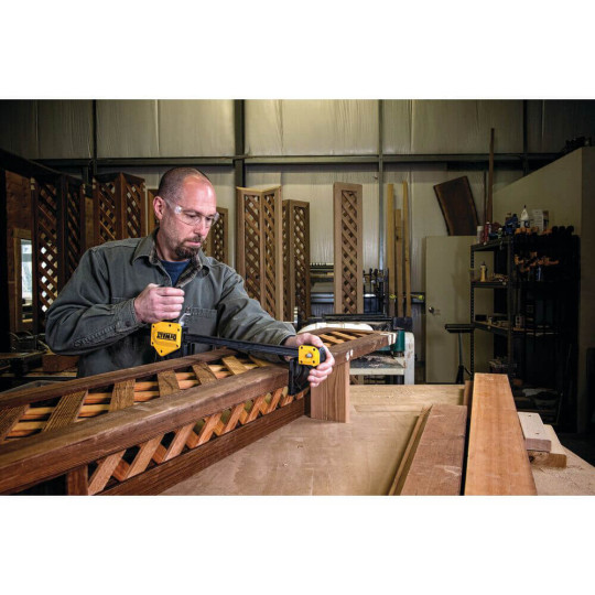 Купити Струбцина XL триггерна з максимальним зусиллям стиснення 270 кг DeWALT DWHT0-83186. Офіційний магазин Toolmaster Україна. Фірмовий інструмент та обладнання, офіційна гарантія