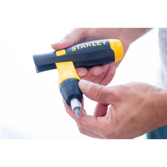 Купити Бітотримач викруткового типу Pistol Grip Ratchet з храповим механізмом і набором з тридцяти семи біт STANLEY 0-63-038. Офіційний магазин Toolmaster Україна. Фірмовий інструмент та обладнання, офіційна гарантія
