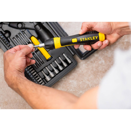 Купити Бітотримач викруткового типу Pistol Grip Ratchet з храповим механізмом і набором з тридцяти семи біт STANLEY 0-63-038. Офіційний магазин Toolmaster Україна. Фірмовий інструмент та обладнання, офіційна гарантія