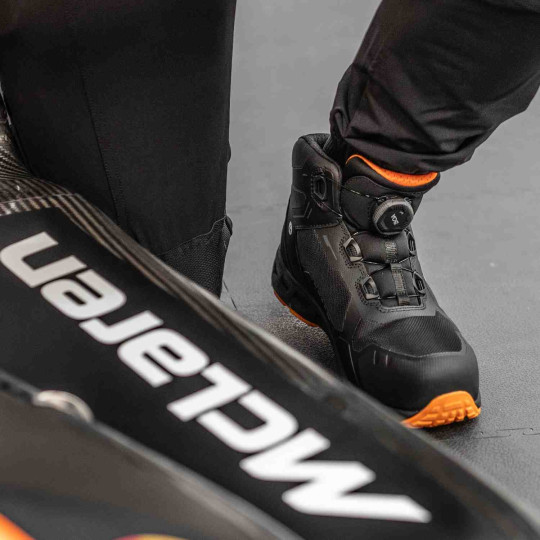 Купити Обувь рабочая TRACTION McLaren F1 Team DeWALT DXFWMC50339-126-10. Официальный магазин Toolmaster Украина. Фирменный инструмент и оборудование, официальная гарантия