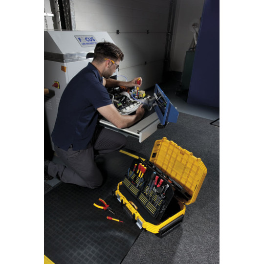 Купити Ящик техника FATMAX®, 540 х 400 х 435 мм, армированный стекловолокном, оснащенный колесами STANLEY FMST1-72383. Официальный магазин Toolmaster Украина. Фирменный инструмент и оборудование, официальная гарантия
