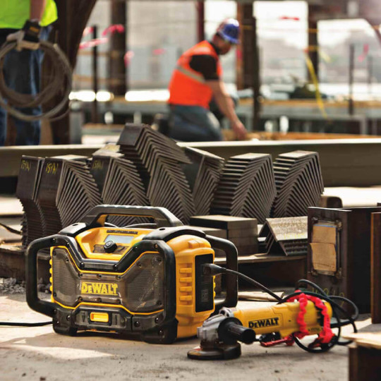 Купити Зарядний пристрій-радіоприймач DeWALT DCR027. Офіційний магазин Toolmaster Україна. Фірмовий інструмент та обладнання, офіційна гарантія